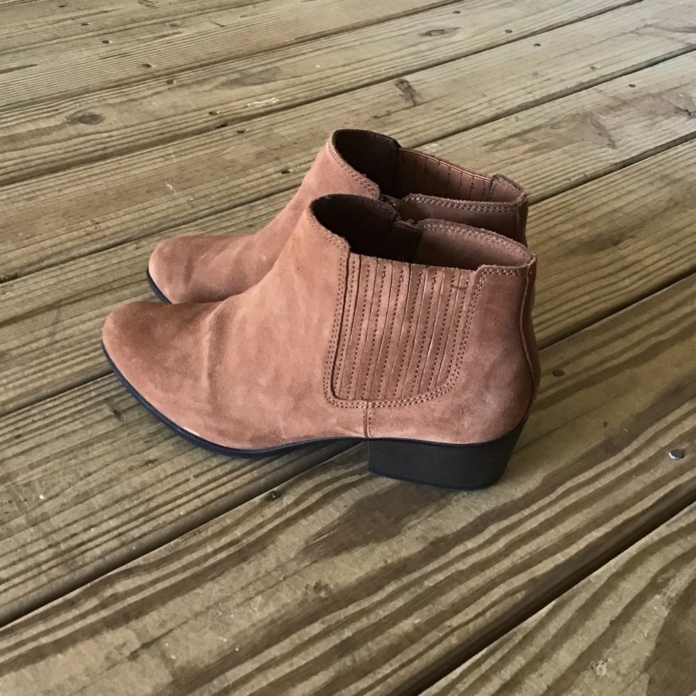 Women’s Clarks Ankle Bootie!